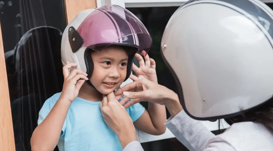 How should a kids helmet fit